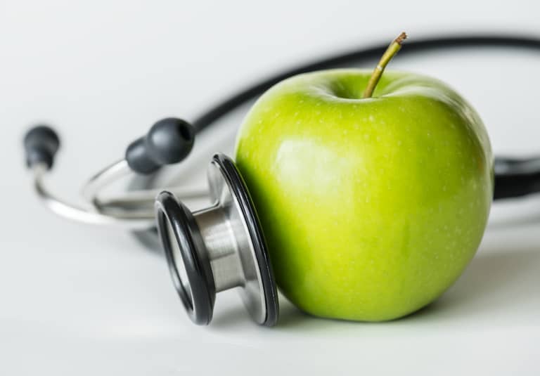 Manzana y estetoscopio