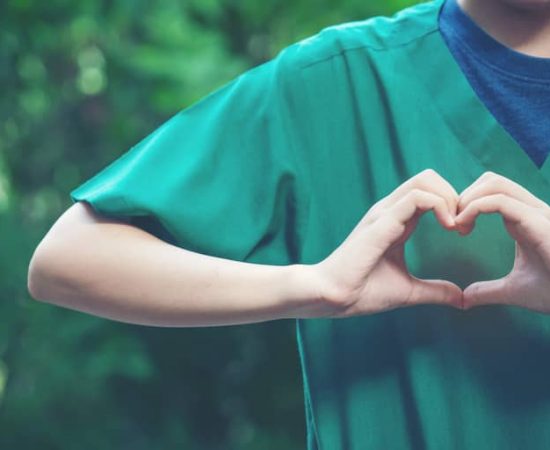 Mujer haciendo corazones con sus manos